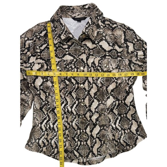 Boston Proper Size M Woman  Sneak Print Button-Up Shirt  Cotton/Spandex Blend - Picture 6 of 12